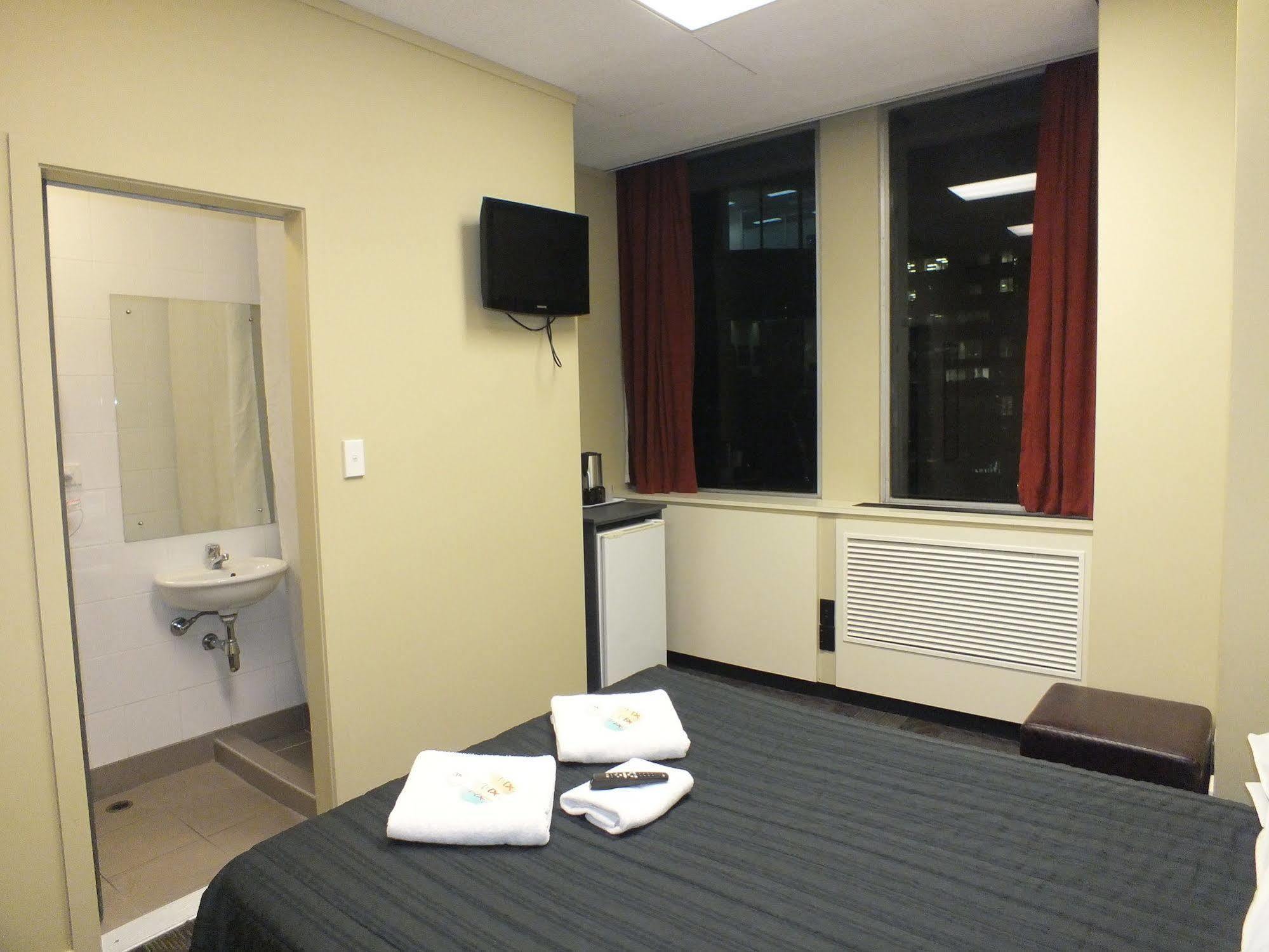 Base Auckland Hostel Exterior photo